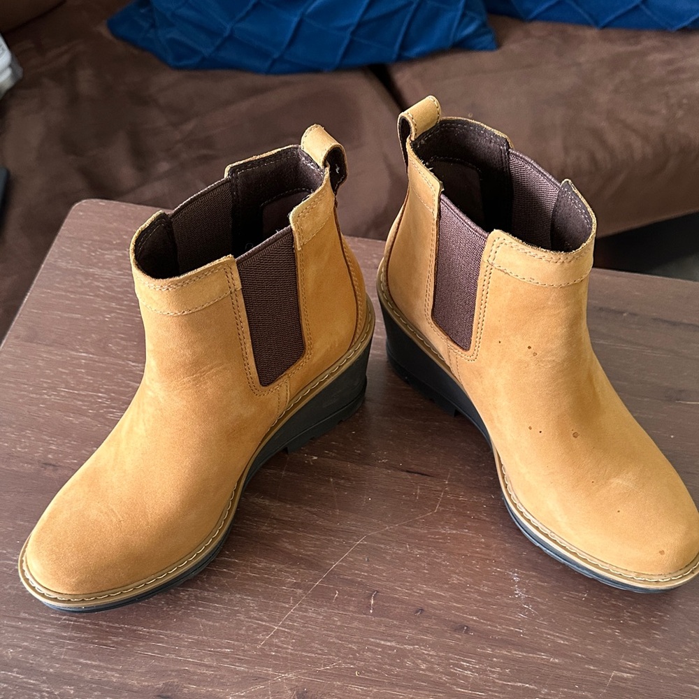 SOLD💕🎄Timberland Tan Wedge Boots